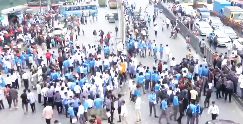 শিক্ষামন্ত্রীর পদত্যাগের দাবিতে দ্বিতীয় দিনের মতো এইচএসসি পরীক্ষার্থীদের অবরোধ