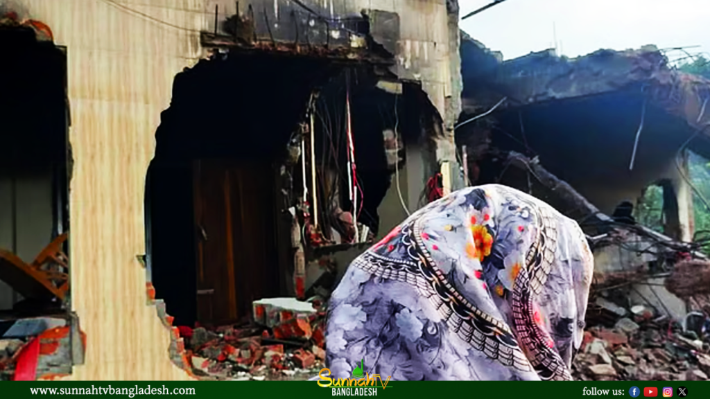 পটুয়াখালীতে আওয়ামী লীগ নেতার বাড়ি বুলডোজারে ভাঙচুর, লুটপাটের পর আগুন