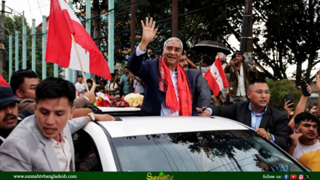 গ্রেপ্তারি পরোয়ানা মাথায় নিয়েই দেশে ফিরলেন নেপালের সাবেক প্রধানমন্ত্রী